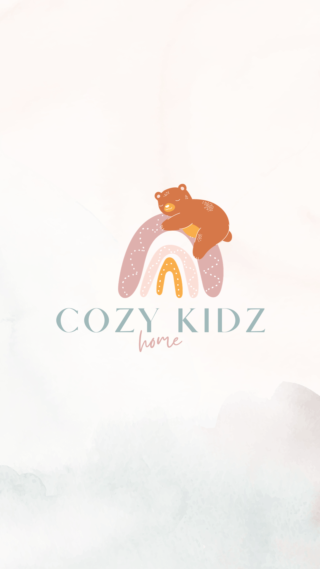 Das Bild zeigt ein sanftes, pastellfarbenes Design mit einem lächelnden, orangebraunen Bären auf einem Regenbogen. Unterhalb steht "COZY KIDZ home" in hellgrauer Schrift auf weißem Hintergrund mit wolkigen Mustern.