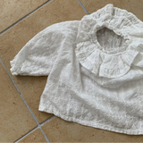 Cape Blouse für Babys – Romantische Baby-Bluse mit Rüschenkragen und Spitzendetails