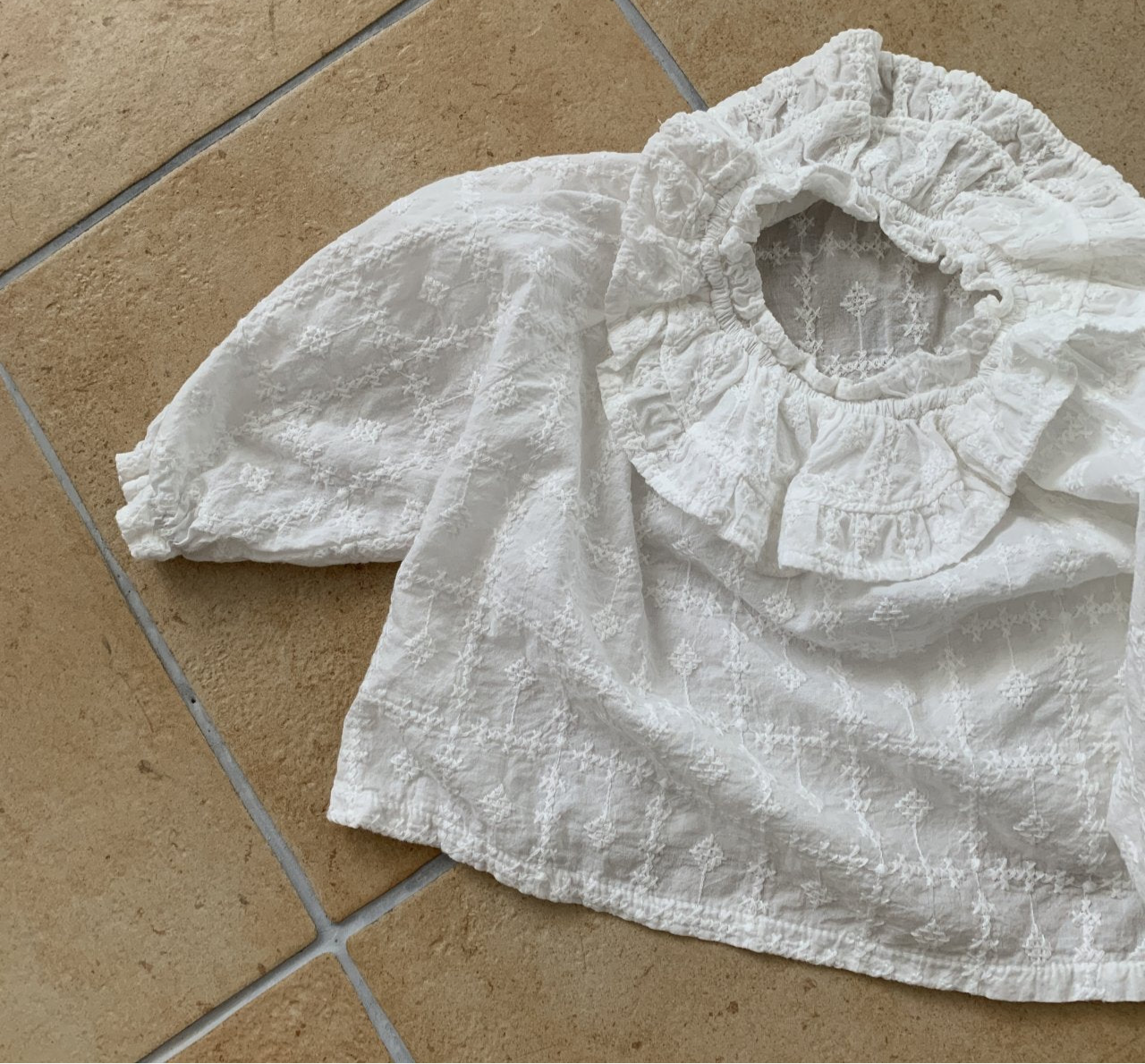 Cape Blouse für Babys – Romantische Baby-Bluse mit Rüschenkragen und Spitzendetails