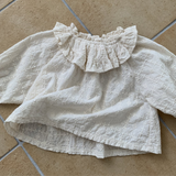 Cape Blouse für Babys – Romantische Baby-Bluse mit Rüschenkragen und Spitzendetails