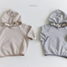 Zwei kleine Kleinkinder-Hoodies liegen flach auf einer weißen Oberfläche. Der Macaroon Hoody für Babys links ist hellbeige mit dünnen weißen Streifen, während der niedliche Hoodie rechts hellgrau mit dünnen weißen Streifen ist. Beide Hoodies haben kurze Ärmel und sind von der Marke „Bebe Holic“.