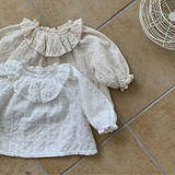 Cape Blouse für Babys – Romantische Baby-Bluse mit Rüschenkragen und Spitzendetails