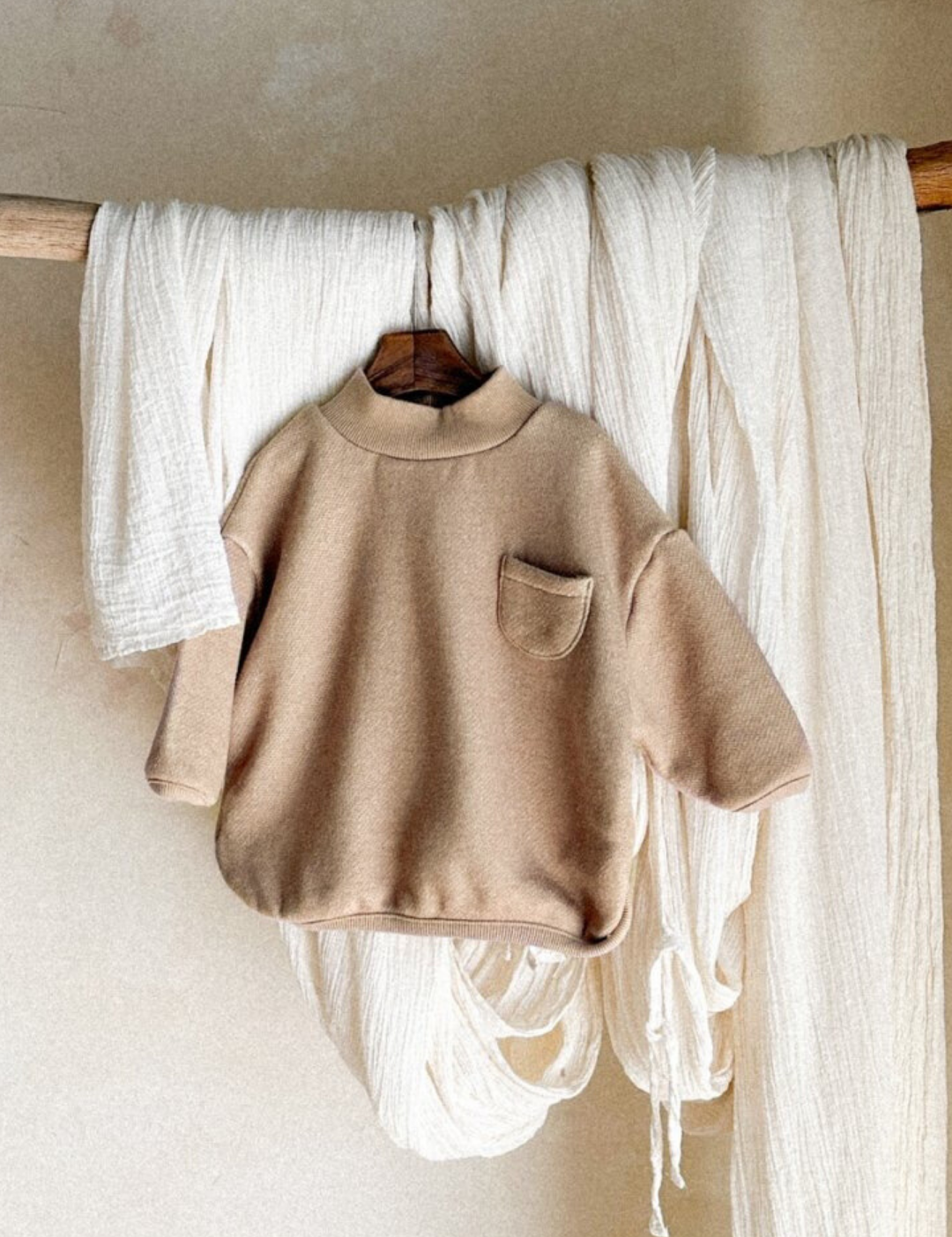 Caramel Sweatshirt - Minimalist children's sweater with turtleneck in pastel colors