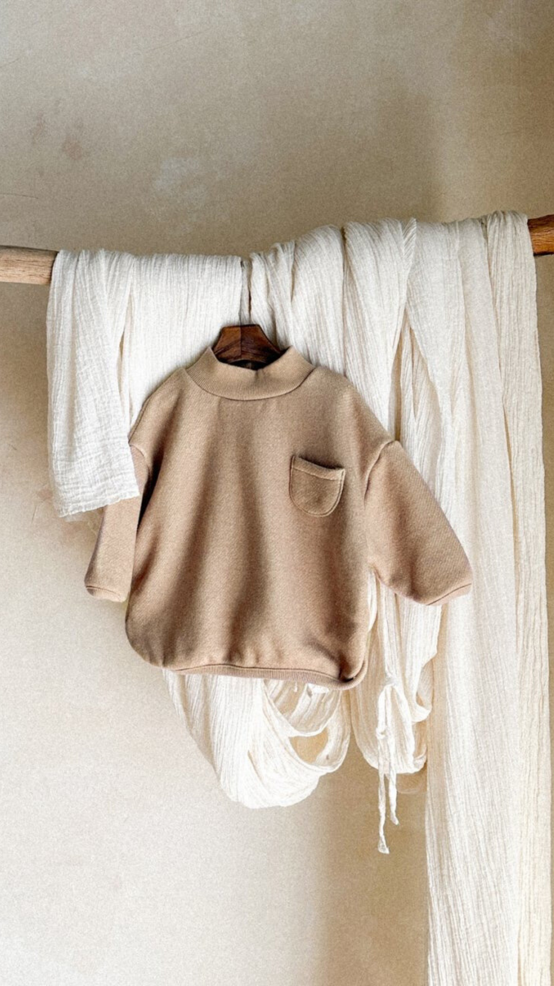 Caramel Sweatshirt - Minimalistische Kinderpullover mit Rollkragen in Pastellfarben