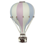 Ein vielseitiger dekorativer Ballon – Beige, Mint, Grau und Lila | Einzigartiges Heißluftballon-Ornament für Ihr Zuhause von Superballoon mit einem pastellfarbenen Farbschema mit vertikalen Streifen in Hellblau, Rosa und Weiß. Unter dem Ballon hängt ein kleiner brauner Weidenkorb, an dem Seile und Sandsäcke befestigt sind. Dieser dekorative Ballon ist isoliert auf einem weißen Hintergrund.