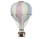 Ein vielseitiger dekorativer Ballon – Beige, Mint, Grau und Lila | Einzigartiges Heißluftballon-Ornament für Ihr Zuhause von Superballoon mit einem pastellfarbenen Farbschema mit vertikalen Streifen in Hellblau, Rosa und Weiß. Unter dem Ballon hängt ein kleiner brauner Weidenkorb, an dem Seile und Sandsäcke befestigt sind. Dieser dekorative Ballon ist isoliert auf einem weißen Hintergrund.