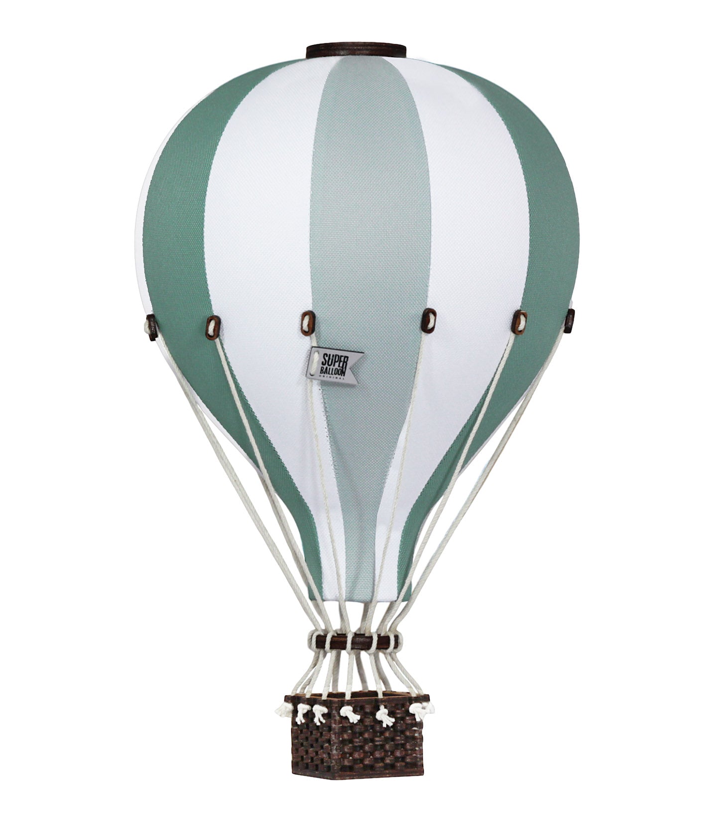 Ein Dekoballon WEISS / MINT / GRÜN in Hellgrün und Weiß mit einem Weidenkorb, der an weißen Seilen aufgehängt ist. Am Superballon ist eine kleine Fahne mit der Aufschrift „SUPER LIGHT“ befestigt, die dem minzgrünen Farbton noch mehr Charme verleiht.