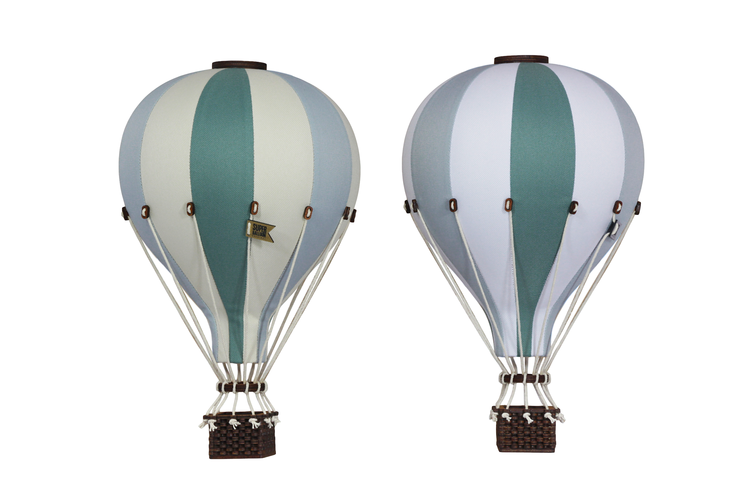 Zwei Heißluftballons in den Farben WEISS/MINZE/GRÜN mit blauen, weißen und mintgrünen Paneelen stehen nebeneinander. Unter jedem Ballon befindet sich ein kleiner Weidenkorb. Die Ballons haben ein uriges Vintage-Design, das ein Gefühl von Nostalgie und Abenteuer weckt.