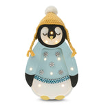 A Little Lights - Baby-Pinguin Mini-Weihnachtsedition | Blau, perfekt als Kinderzimmer-Dekoration, trägt eine gelbe Strickmütze mit Ohrenklappen und einen blauen Pullover mit Schneeflockenmuster. Diese Little Lights Pinguin-Lampe verfügt über eingebaute Lichter, die Gesicht, Körper und Mütze beleuchten.