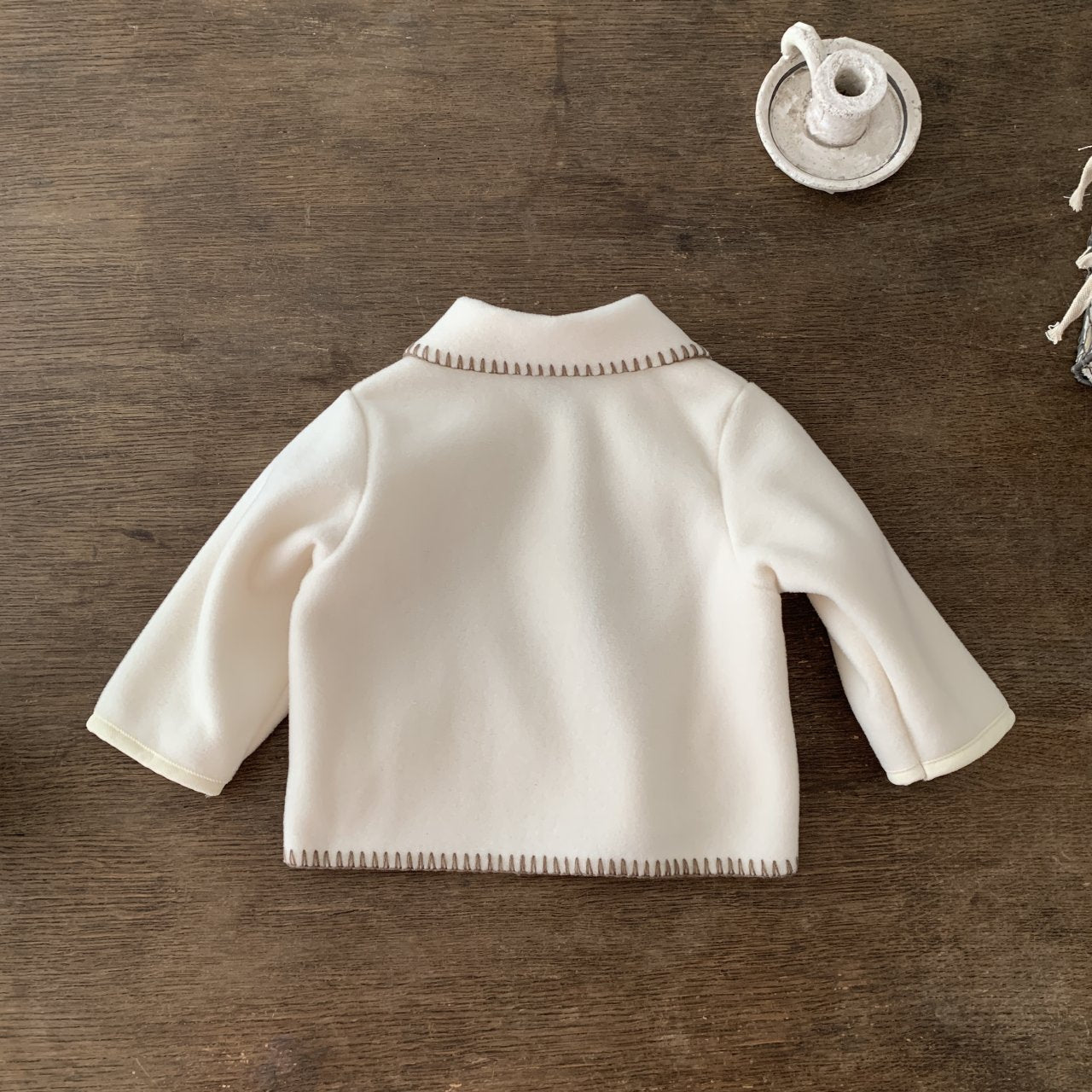 Pin Coat Jumper für Babys – Warmer Baby-Mantel mit dekorativen Nähten