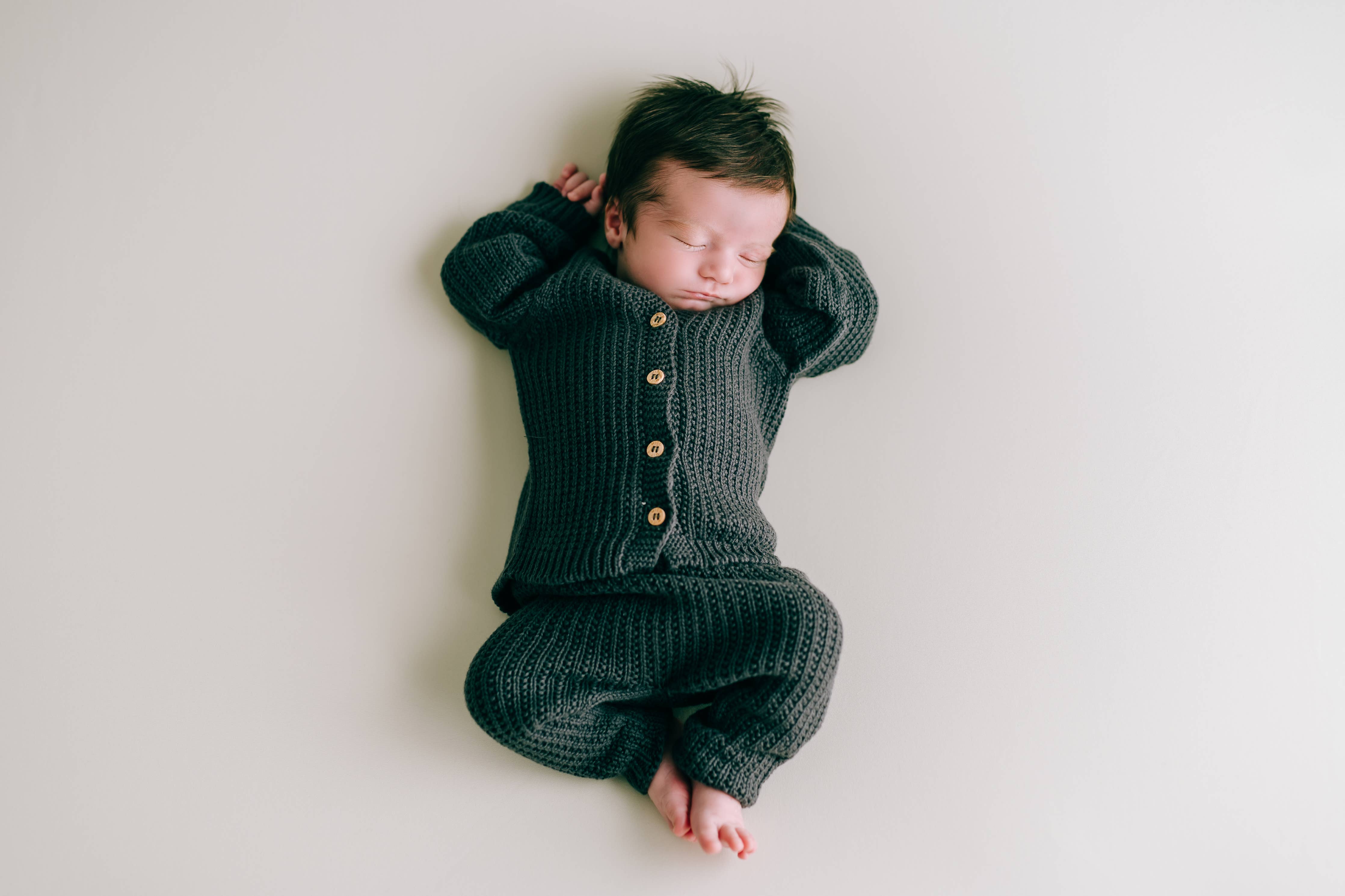 Dark gray ribbed trousers: 3-6 months